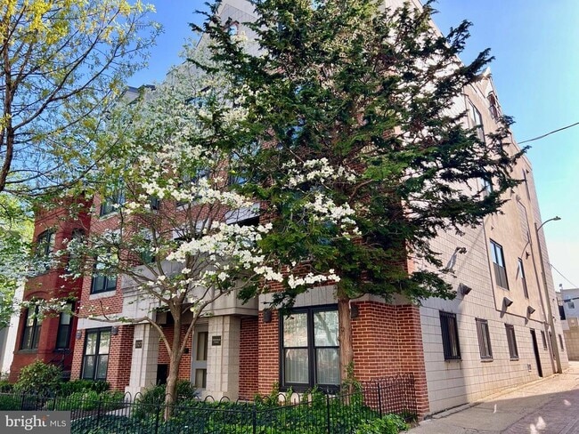 Building Photo - 327 8th St NE Unit 3