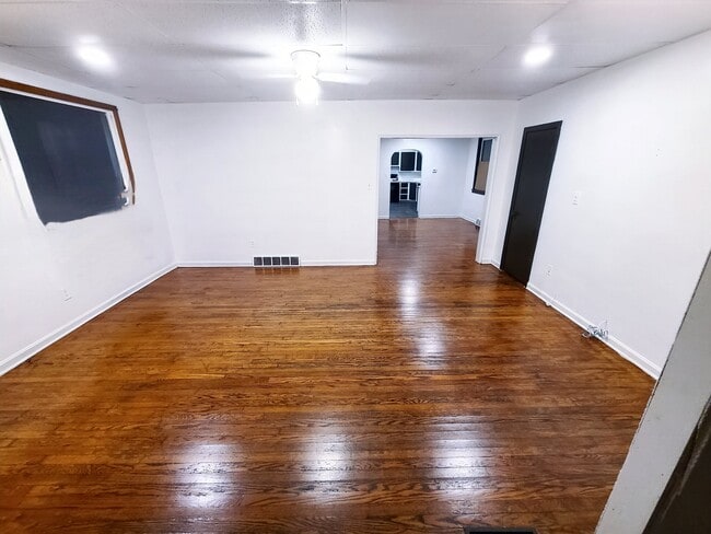 Building Photo - 636 W 17th St Unit #1