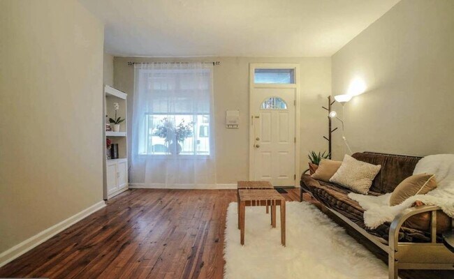 lots of natural light! - 4346 Cresson St
