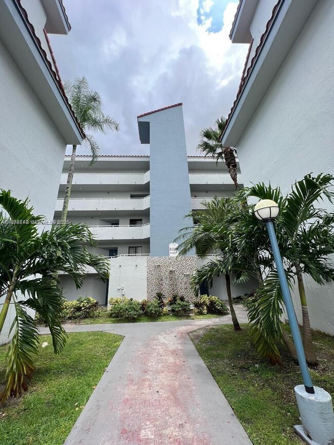 Building Photo - 8205 SW 152nd Ave Unit F-415