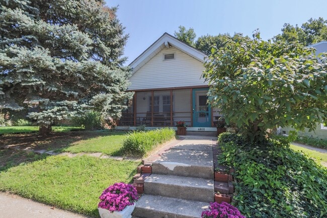 Building Photo - {4805}  Charming West Plaza Bungalow + Pri... Rental