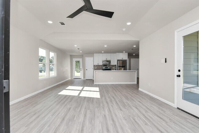 Photo - 922 E Main St