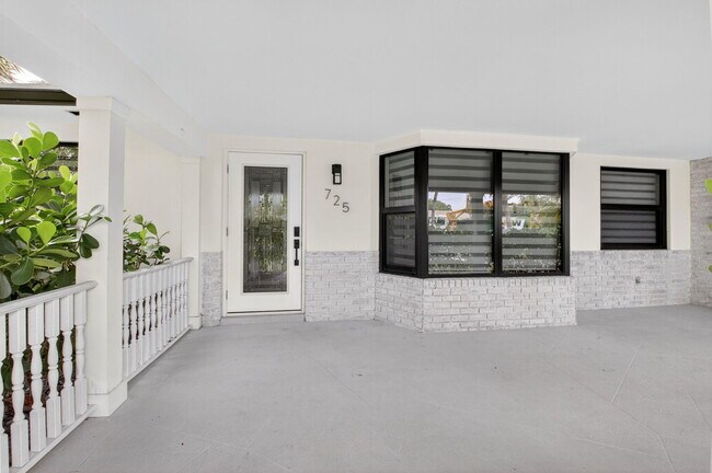 Photo - 725 Heron Dr