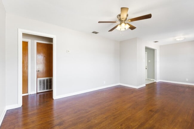 Photo - Charming Home Awaits: Spacious & Modern Living in a Prime Location