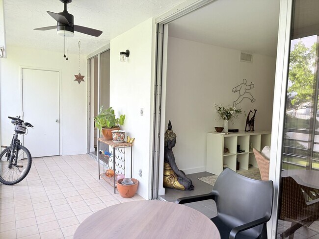 Photo - 3503 Oaks Way Unit 202