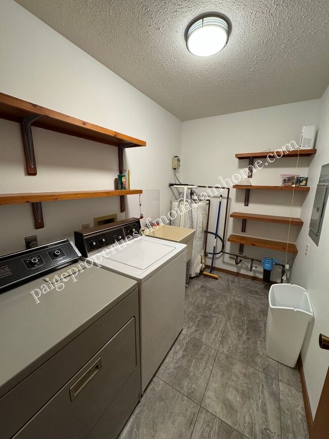 Building Photo - Spacious 1-Bedroom in Cotter Near Valley Airport – Unique Garage