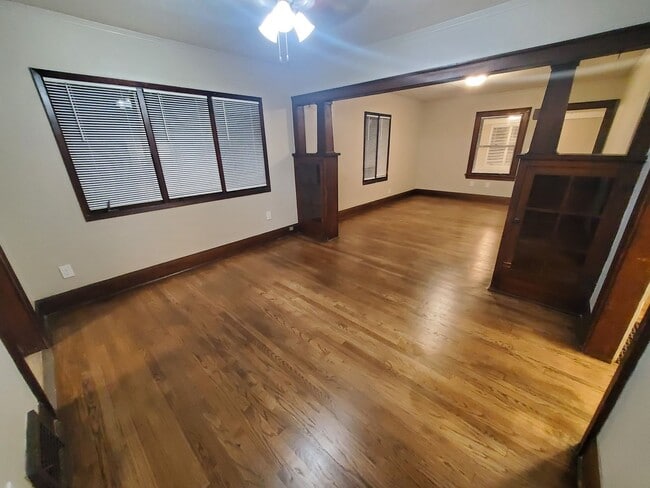 Building Photo - 2 Bedroom, 1 Bathroom home with large garage