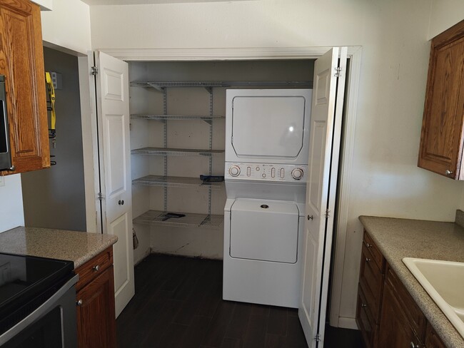 Washer/dryer + pantry - 820 Verde Ave