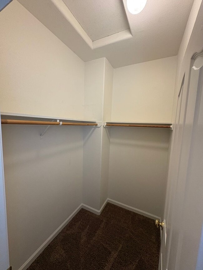 Photo - Spacious NW Visalia home Near Shopping Center Available Now!