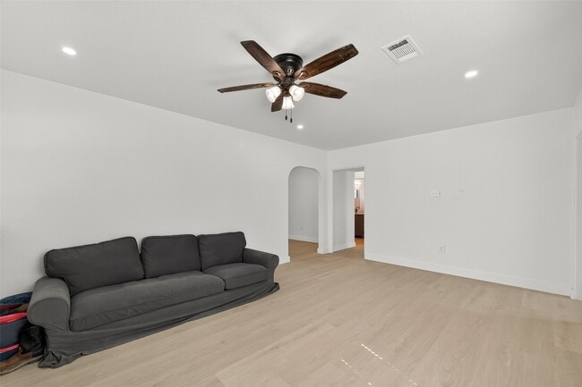 Photo - 501 Live Oak St