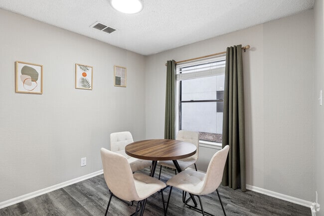 1BR, 1BA - 815SF - Dining Room