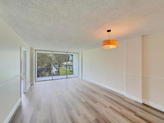 Photo - 113 Royal Pk Dr Unidad 2C