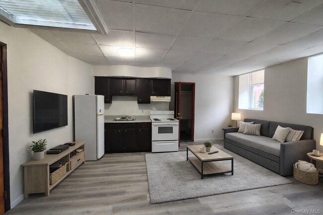 Building Photo - 12 Main St Unit 12B