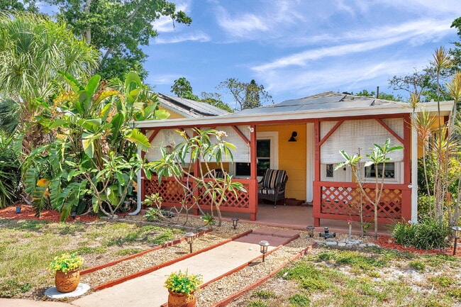 Building Photo - Fully Furnished Pool Home | Flexible Lease...