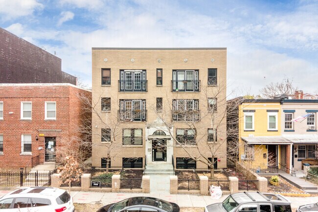 Photo - 732 Lamont St NW