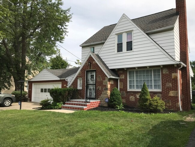 Building Photo - 3 Bedroom with 2 Car Attached garage Rental