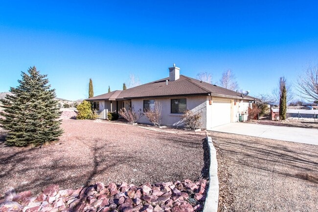 Building Photo - 3 Bedroom Home on 2.5 acres in Chino Valley