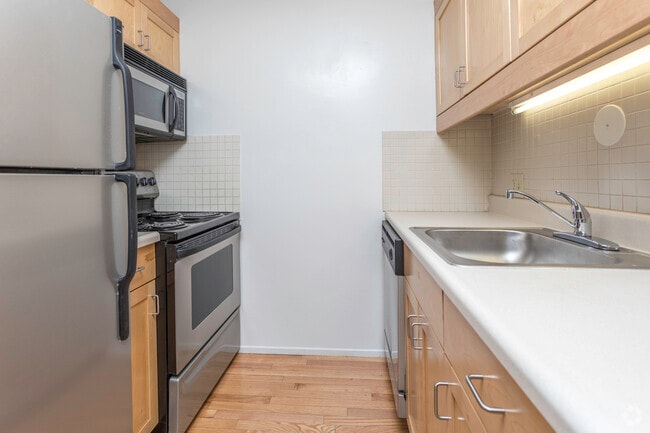 1BR, 1BA - 733 SF