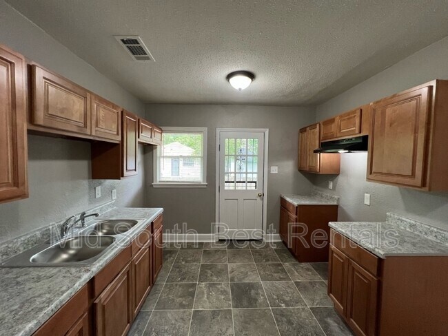 Photo - 877 N Holmes St