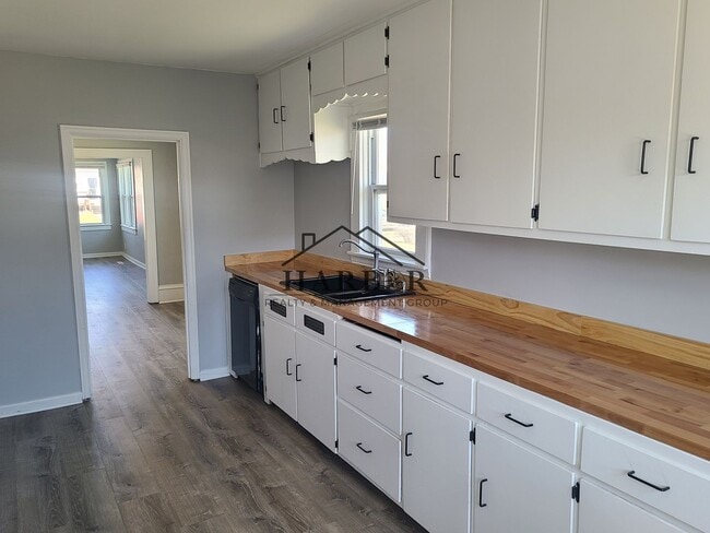 Building Photo - 1204 1st Ave NE