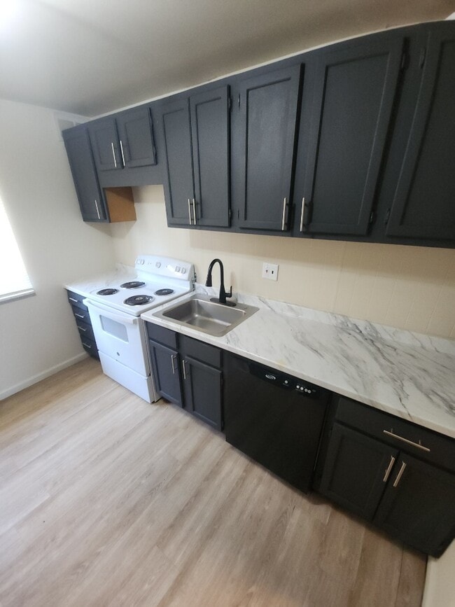 Building Photo - 1 Bedroom 1 Bath Unit 9973B