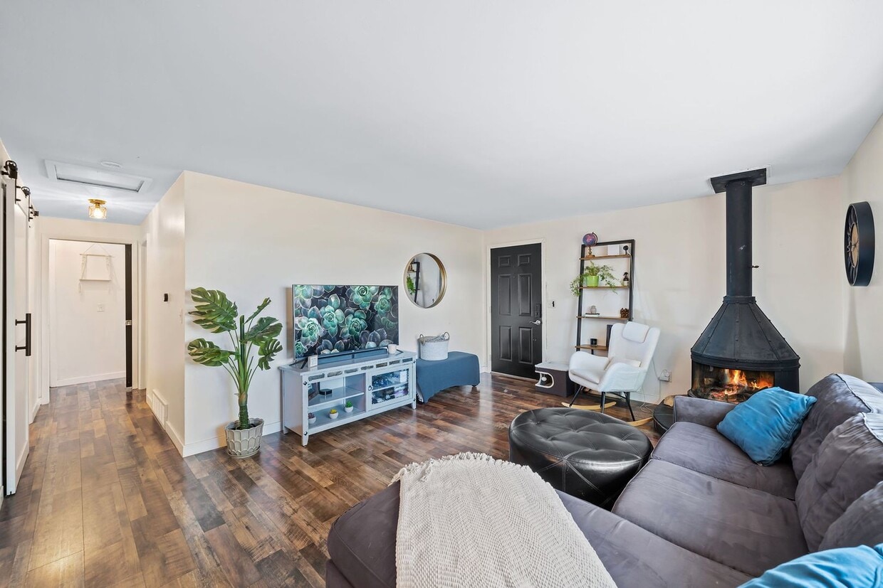 Recently Updated 2BA, 1.5BA Condo with Fen... - Recently Updated 2BA, 1.5BA Condo with Fen...