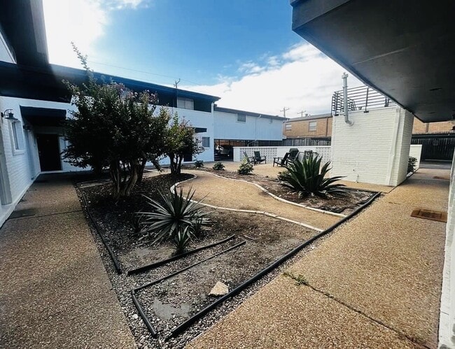 Building Photo - 5123 Del Monte Dr Unit 2