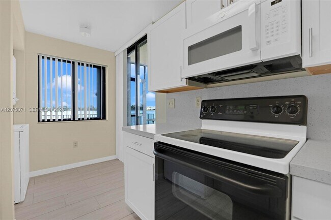 Photo - 15545 N Miami Lakeway Unidad 106