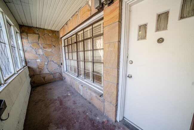 Photo - 2218 Chapman St