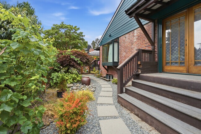 Walkway to apartment - 1515 Arboretum Pl E Unit MIL