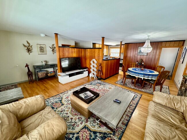 Photo - 325 Kishwaukee Dr