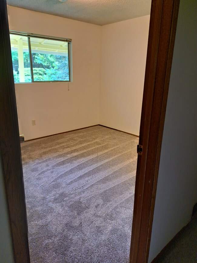 Building Photo - 510 E 8th St Unit Upstairs