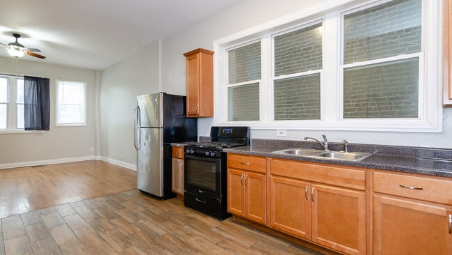 Photo - 915 W 32nd St Unit 1F