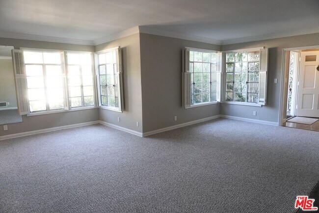 Photo - 951 Masselin Ave