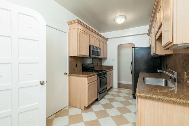 Photo - 2275 Broadway