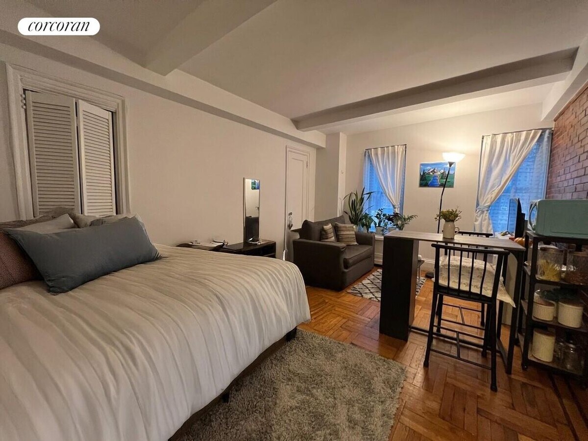 Photo - 49 W 72nd St