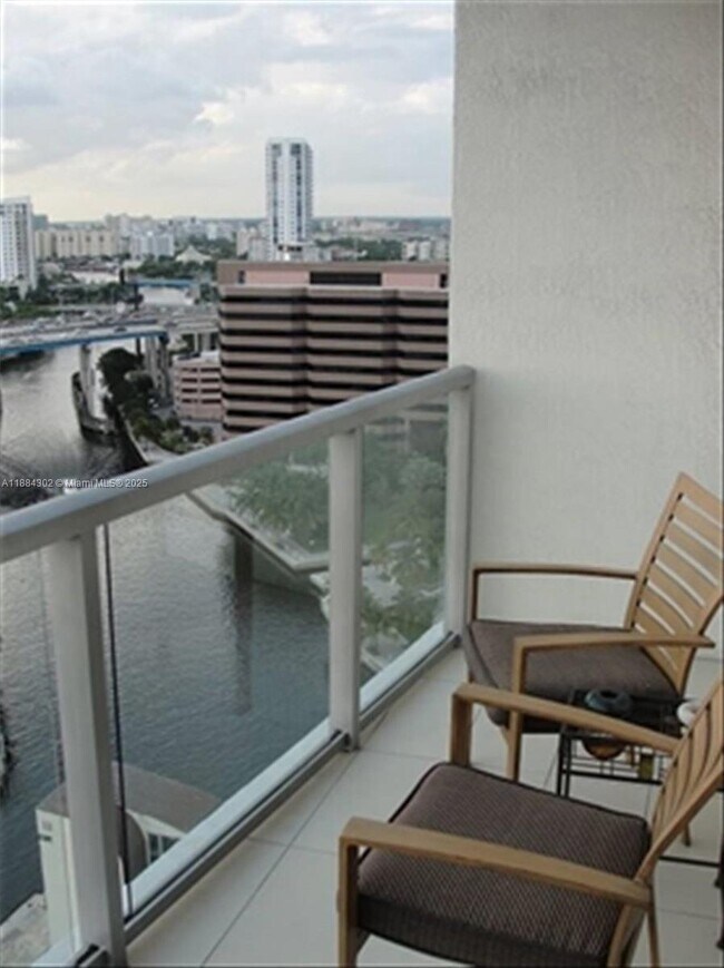 Photo - 185 SW 7th St Unidad 1802