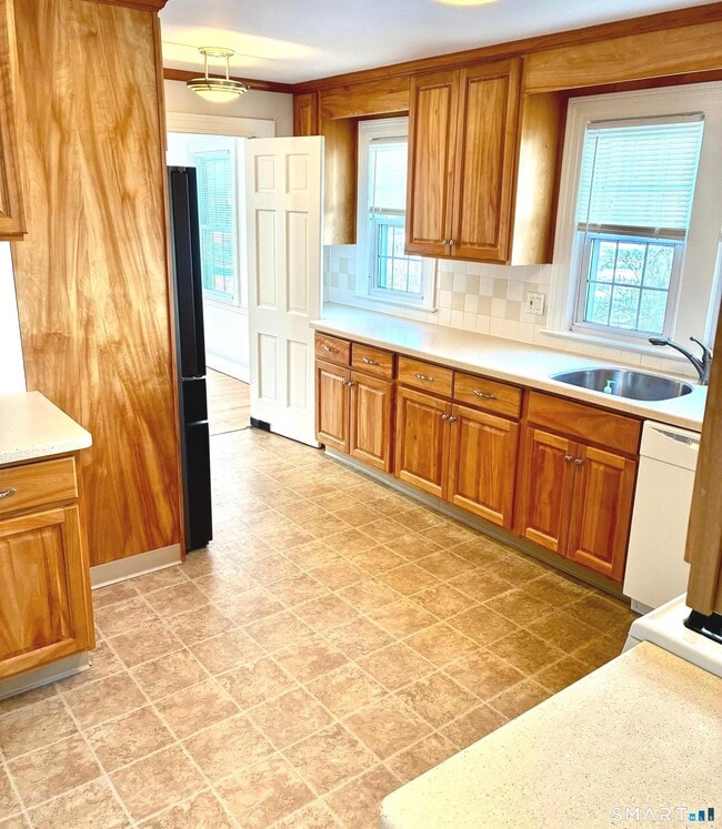 Photo - 302 Quaker Ln N