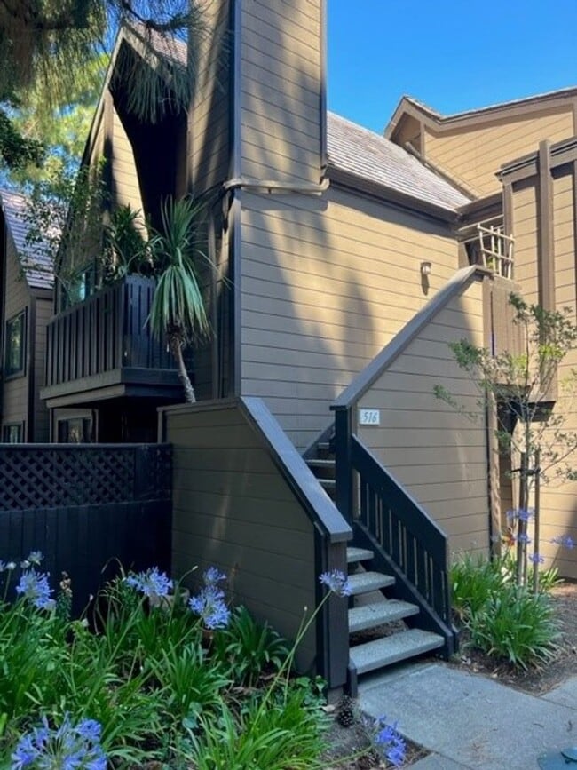 Building Photo - Palo Alto -Updated 3 Bedroom Condo In A Highly Sought After Neighborhood