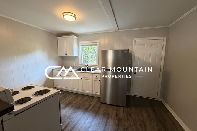 Renovated 2BR Apartment Near Downtown Greer