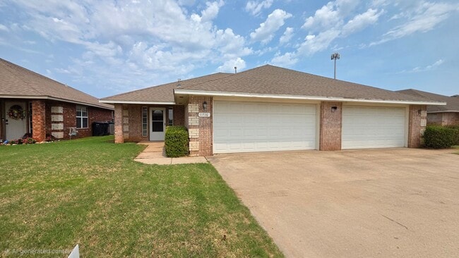 Building Photo - 3 Bed 2 Bath home in OKC!