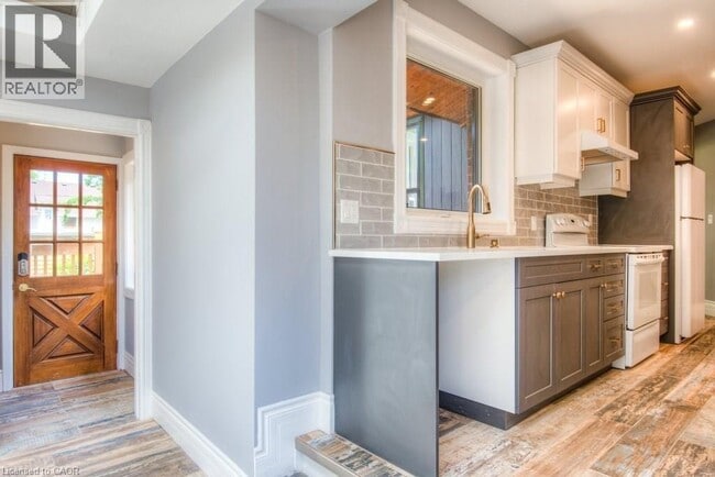 Photo - 16 Wellington St N