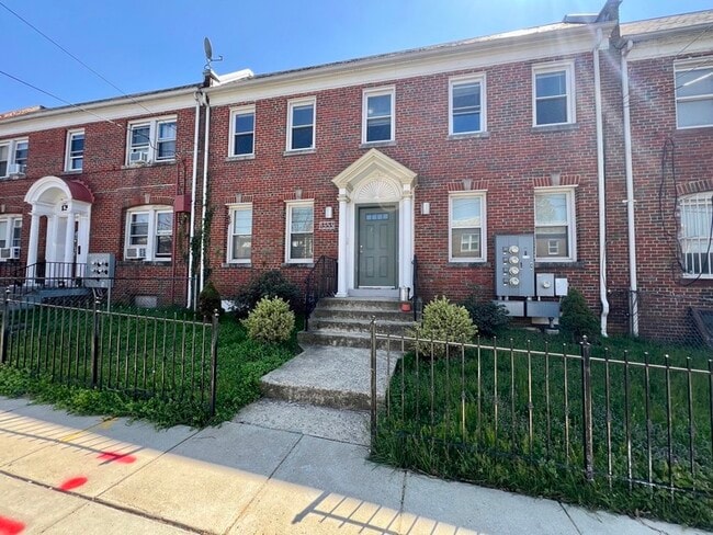 Building Photo - 1353 Adams St NE Unit 3