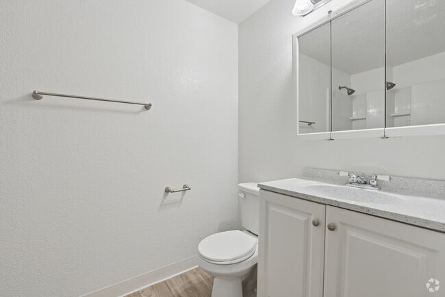 2BR, 2BA - 1040SF - Primary Bathroom