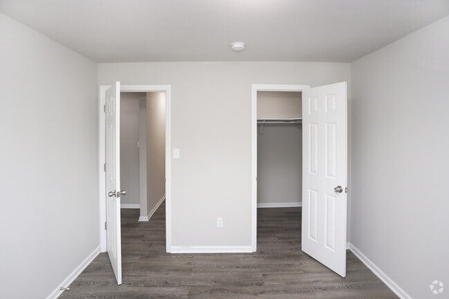2BR, 1BA - 704 SF
