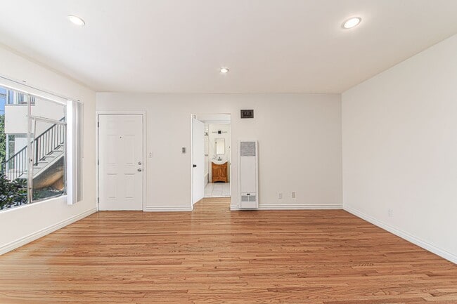 809 Flora Dr