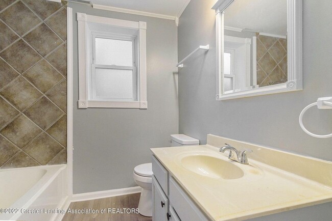 Photo - 858 E Greenlawn Ave Apartment