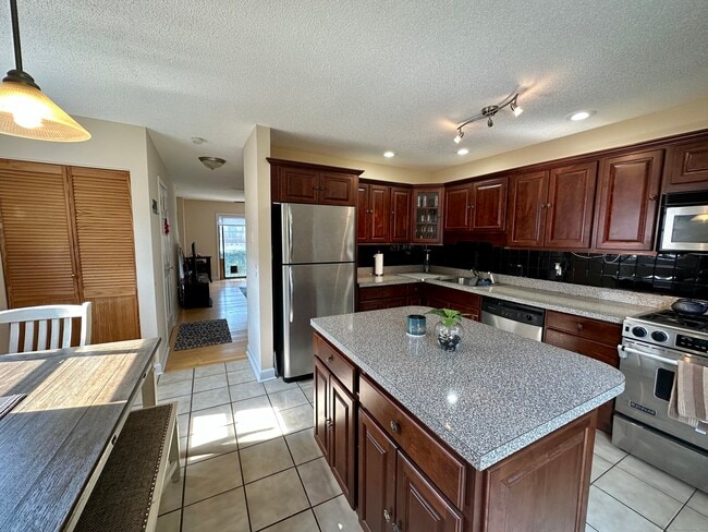 Building Photo - 15 Crest St Unit B13