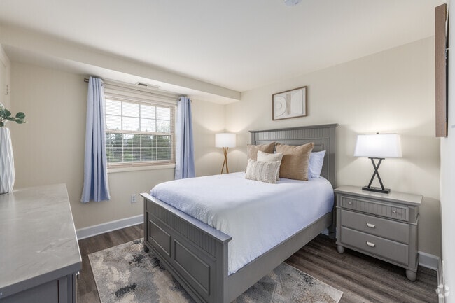 2BR, 1BA - 894SF - Bedroom
