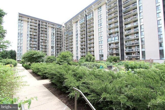 Building Photo - 5300 Holmes Run Pkwy Unit PH18 Rental
